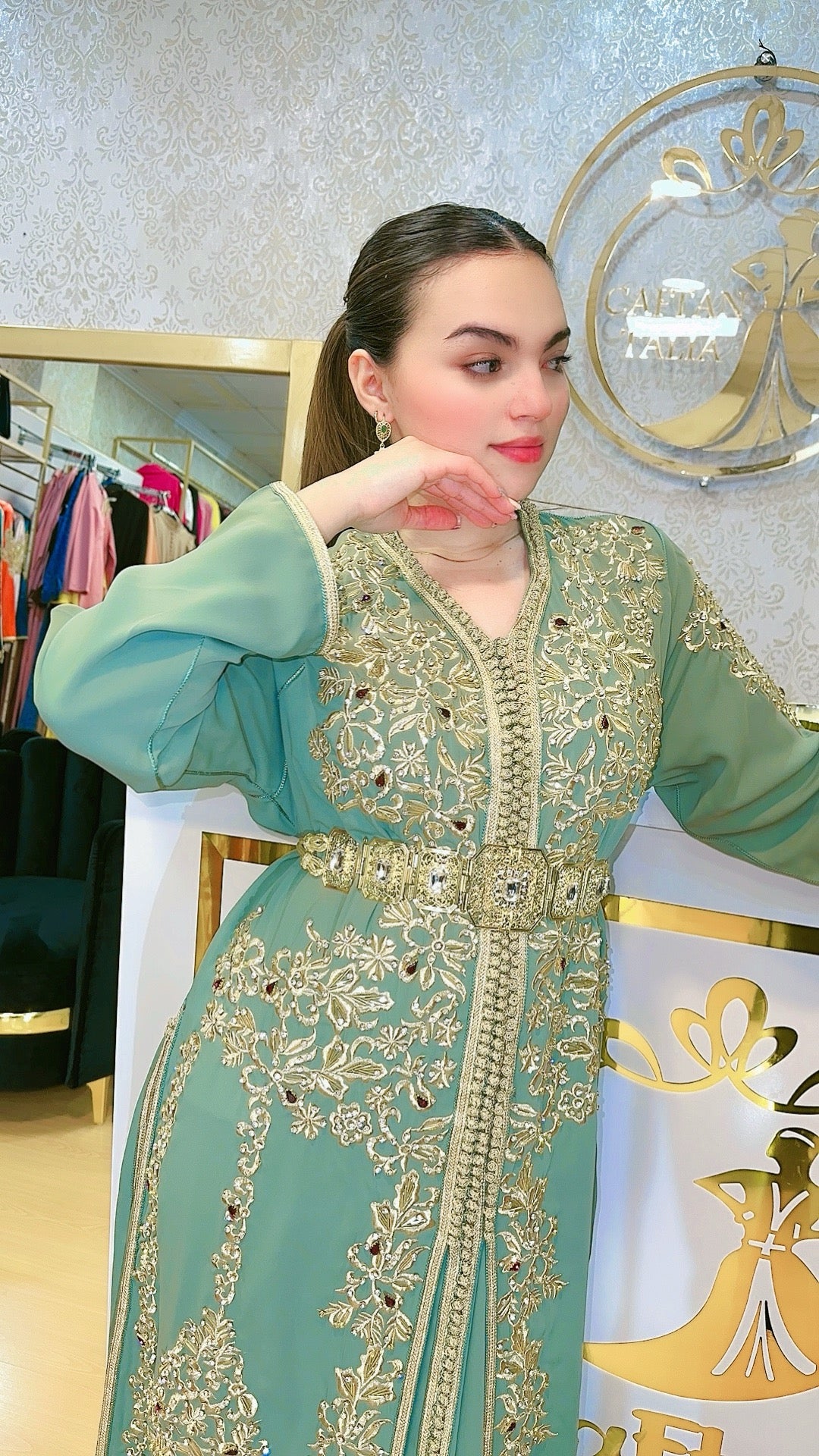 Tekchita verde Lebsa Riham color Fucsia Caftan 2 piezas en crepe de seda con caftan, muy buena calidad.