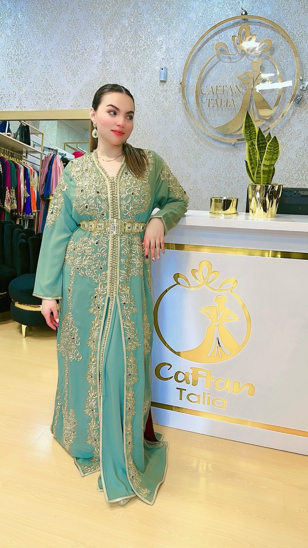 Tekchita verde Lebsa Riham color Fucsia Caftan 2 piezas en crepe de seda con caftan, muy buena calidad.